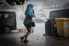 Nasse Frau ohne den Regenschirm, der während des Gewitters läuft lizenzfreie stockfotos Nasse Frau ohne den Regenschirm, der während des Gewitters läuft lizenzfreie stockfotos