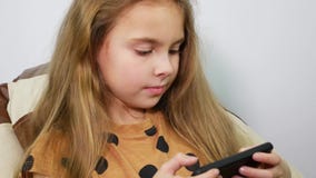 Nastoletnia dziewczyna używa smartphone, odpoczynek z gadżetem, zakończenie w górę zbiory wideo Nastoletnia dziewczyna używa smartphone, odpoczynek z gadżetem, zakończenie w górę zbiory wideo