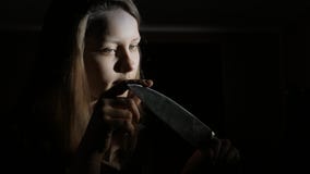 Nastoletnia dziewczyna z dużym nożem, horror ciemna scena, 4K UHD zbiory wideo Nastoletnia dziewczyna z dużym nożem, horror ciemna scena, 4K UHD zbiory wideo