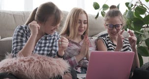 Nastoletnie dziewczyny otrzymywa negatywną wiadomość na laptopie zbiory wideo Nastoletnie dziewczyny otrzymywa negatywną wiadomość na laptopie zbiory wideo