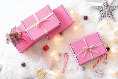Nastro chiuso rosa dell'arco dei contenitori di regalo con la lampada, la caramella e la st luminose immagine stock libera da diritti Nastro chiuso rosa dell'arco dei contenitori di regalo con la lampada, la caramella e la st luminose immagine stock libera da diritti
