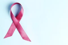 Nastro rosa su fondo blu-chiaro, concetto del cancro al seno fotografia stock libera da diritti Nastro rosa su fondo blu-chiaro, concetto del cancro al seno fotografia stock libera da diritti