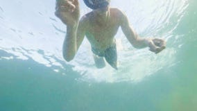 Natación del hombre joven en máscara del tubo respirador y vídeo del selfie del tubo y del tiroteo Hombre del retrato que bucea e almacen de video Natación del hombre joven en máscara del tubo respirador y vídeo del selfie del tubo y del tiroteo Hombre del retrato que bucea e almacen de video
