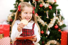 Natal: As meninas com fome comem Sugar Cookie de Santa fotos de stock Natal: As meninas com fome comem Sugar Cookie de Santa fotos de stock