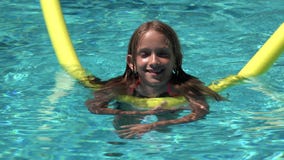 Natation d'enfant dans la piscine, enfant de sourire, portrait heureux de petite fille appréciant des vacances d'été clips vidéos Natation d'enfant dans la piscine, enfant de sourire, portrait heureux de petite fille appréciant des vacances d'été clips vidéos