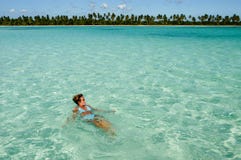 Natation de femme à la plage de l'île de Saona photos stock Natation de femme à la plage de l'île de Saona photos stock