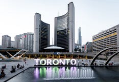 Nathan Phillips Square och stadshus på Toronto royaltyfri fotografi Nathan Phillips Square och stadshus på Toronto royaltyfri fotografi