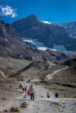 Nationalpark Banffs, Kanada - vor 15. 2017 - Touristen und Einheimische, die zum Saskatchewan-Gletscher während des Sommers am Ve lizenzfreie stockfotos Nationalpark Banffs, Kanada - vor 15. 2017 - Touristen und Einheimische, die zum Saskatchewan-Gletscher während des Sommers am Ve lizenzfreie stockfotos