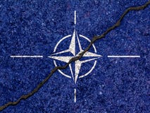 NATO-Flagge, die auf gebrochenem Wandhintergrund/gemalt wurde, teilte NATO-concep lizenzfreie stockfotos NATO-Flagge, die auf gebrochenem Wandhintergrund/gemalt wurde, teilte NATO-concep lizenzfreie stockfotos