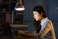 Natt för övertid för asiatisk för affärskvinna bärbar dator för bruk funktionsduglig sent - royaltyfria foton Natt för övertid för asiatisk för affärskvinna bärbar dator för bruk funktionsduglig sent - royaltyfria foton