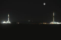 Natt som skjutas av två oljeplattformar i North Dakota royaltyfria foton Natt som skjutas av två oljeplattformar i North Dakota royaltyfria foton