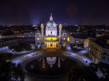 natt vienna Kyrka för St Charles ` s _ Karlskirche Karlsplatz arkivbilder natt vienna Kyrka för St Charles ` s _ Karlskirche Karlsplatz arkivbilder