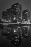Natten sköt svartvit cityscape i hösten med artifici royaltyfri bild Natten sköt svartvit cityscape i hösten med artifici royaltyfri bild