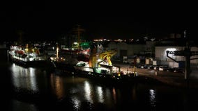 Nattetidschackningsperiodgem av skepp i den Bremerhaven hamnen, Tyskland arkivfilmer Nattetidschackningsperiodgem av skepp i den Bremerhaven hamnen, Tyskland arkivfilmer