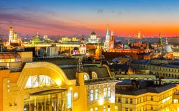NattMoskva, typ till MoskvaKreml, Kristus frälsaredomkyrkan, klockatornet av St John det stort, universitetet och på Arkivbilder NattMoskva, typ till MoskvaKreml, Kristus frälsaredomkyrkan, klockatornet av St John det stort, universitetet och på Arkivbilder