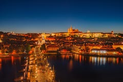 Nattplats av den Prague slotten och Charles Bridge Nattplats av den Prague slotten och Charles Bridge