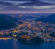 Nattsikt av cityValmadreraen och sjön Annone arkivfoto Nattsikt av cityValmadreraen och sjön Annone arkivfoto