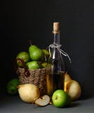 Natura morta, bottiglia di vino, canestro di vimini, pere immagine stock libera da diritti Natura morta, bottiglia di vino, canestro di vimini, pere immagine stock libera da diritti