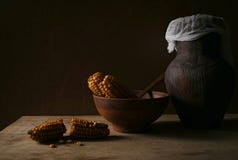 Natura morta con cereale e una brocca dell'argilla fotografia stock libera da diritti Natura morta con cereale e una brocca dell'argilla fotografia stock libera da diritti