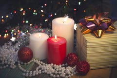 Natura morta con le candele brucianti, le decorazioni di Natale e un contenitore di regalo fotografie stock Natura morta con le candele brucianti, le decorazioni di Natale e un contenitore di regalo fotografie stock