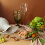 Natura morta con le noci e le pere fotografia stock Natura morta con le noci e le pere fotografia stock