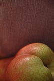 Natura morta della pera contro il fondo beige del panno immagine stock Natura morta della pera contro il fondo beige del panno immagine stock