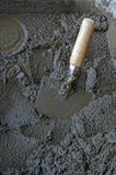 Natura morta di un recipiente del cemento con cemento e la cazzuola Immagini Stock Natura morta di un recipiente del cemento con cemento e la cazzuola Immagini Stock