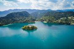 Naturaleza hermosa de Eslovenia - lago del centro turístico sangrado imagenes de archivo Naturaleza hermosa de Eslovenia - lago del centro turístico sangrado imagenes de archivo