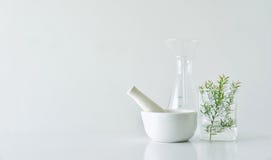 Naturalna organicznie botanika i naukowy glassware, Alternatywna zielarska medycyna, Naturalni skóry opieki piękna produkty Zdjęcia Stock Naturalna organicznie botanika i naukowy glassware, Alternatywna zielarska medycyna, Naturalni skóry opieki piękna produkty Zdjęcia Stock