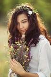Naturalna piękno dziewczyna z bukietem kwiaty plenerowi w wolności przyjemności pojęciu Portret fotografia obraz royalty free Naturalna piękno dziewczyna z bukietem kwiaty plenerowi w wolności przyjemności pojęciu Portret fotografia obraz royalty free