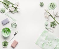 Naturalny ziołowy skóry opieki kosmetyczny położenie z akcesoriami i twarzowa uspokaja prześcieradło maska na bielu fotografia stock Naturalny ziołowy skóry opieki kosmetyczny położenie z akcesoriami i twarzowa uspokaja prześcieradło maska na bielu fotografia stock