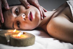 Nature.Wellness - femme recevant le corps ou le massage arrière dans la station thermale photo libre de droits Nature.Wellness - femme recevant le corps ou le massage arrière dans la station thermale photo libre de droits
