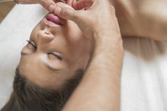 Nature.Wellness - femme recevant le corps ou le massage arrière dans la station thermale photographie stock libre de droits Nature.Wellness - femme recevant le corps ou le massage arrière dans la station thermale photographie stock libre de droits