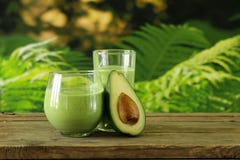 Naturlig drink en smoothie med avokadot royaltyfri bild Naturlig drink en smoothie med avokadot royaltyfri bild