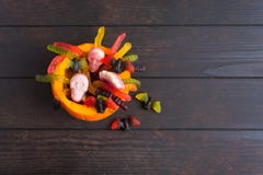 Naturlig pumpa med hallowen färgrika godisar arkivfoto Naturlig pumpa med hallowen färgrika godisar arkivfoto
