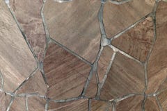 Naturlig sten av brun färg, ett stycke av en vägg från en naturlig sten Bakgrund av den naturliga stenen textur för mossrocksten arkivbild Naturlig sten av brun färg, ett stycke av en vägg från en naturlig sten Bakgrund av den naturliga stenen textur för mossrocksten arkivbild