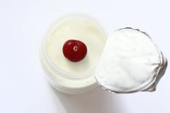Naturlig yoghurt och körsbär arkivbilder Naturlig yoghurt och körsbär arkivbilder