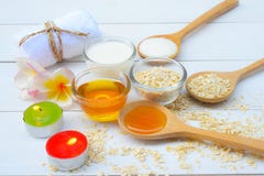 Naturliga ingredienser för hemlagad kroppframsida skurar havrehonung och yoghurt pärlor för blå för begrepp för bakgrundsskönhet fotografering för bildbyråer Naturliga ingredienser för hemlagad kroppframsida skurar havrehonung och yoghurt pärlor för blå för begrepp för bakgrundsskönhet fotografering för bildbyråer