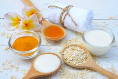 Naturliga ingredienser för hemlagad kroppframsida skurar havrehonung och yoghurt pärlor för blå för begrepp för bakgrundsskönhet royaltyfri foto Naturliga ingredienser för hemlagad kroppframsida skurar havrehonung och yoghurt pärlor för blå för begrepp för bakgrundsskönhet royaltyfri foto