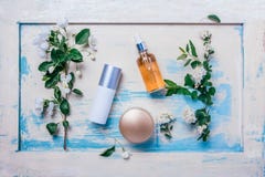 Natuurlijke organische schoonheidsmiddelen: serum, room, masker op houten achtergrond met bloemen Het concept van Skincare stock foto's Natuurlijke organische schoonheidsmiddelen: serum, room, masker op houten achtergrond met bloemen Het concept van Skincare stock foto's