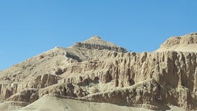 Natuurlijke piramid bij de Vallei van de koning dichtbij Thebe stock fotografie Natuurlijke piramid bij de Vallei van de koning dichtbij Thebe stock fotografie