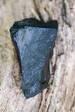 Natuurlijke Straalbrok van Rusland op een boomschors in de bos minerale klasse van Mineraloids royalty-vrije stock foto's Natuurlijke Straalbrok van Rusland op een boomschors in de bos minerale klasse van Mineraloids royalty-vrije stock foto's