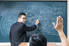Nauczyciel uczy mathematics zdjęcia stock Nauczyciel uczy mathematics zdjęcia stock