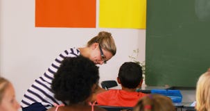 Nauczyciela nauczania mathematics szkoła dzieciaki w sala lekcyjnej zbiory Nauczyciela nauczania mathematics szkoła dzieciaki w sala lekcyjnej zbiory