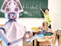 Nauczyciela robot z dziecko w wieku szkolnym w szkolnej klasie blisko blackboard zdjęcie royalty free Nauczyciela robot z dziecko w wieku szkolnym w szkolnej klasie blisko blackboard zdjęcie royalty free