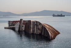 Naufrage méditerranéen de ciel de grand bateau submergé outre de la côte de la Grèce au coucher du soleil photos libres de droits Naufrage méditerranéen de ciel de grand bateau submergé outre de la côte de la Grèce au coucher du soleil photos libres de droits