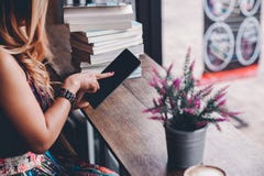 Nauka dla wiedzy Czytającej rezerwuje w bibliotece fotografia stock Nauka dla wiedzy Czytającej rezerwuje w bibliotece fotografia stock