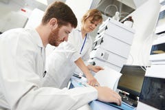 Naukowa badacza mężczyzna pracy w laboratorium zdjęcie stock Naukowa badacza mężczyzna pracy w laboratorium zdjęcie stock
