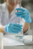 Naukowiec z wyposażeniem i nauka eksperymentami obrazy stock Naukowiec z wyposażeniem i nauka eksperymentami obrazy stock