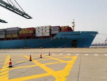 Nave del ontainer del ¡ di Ð in porto marittimo Tianjin, Cina immagini stock libere da diritti Nave del ontainer del ¡ di Ð in porto marittimo Tianjin, Cina immagini stock libere da diritti